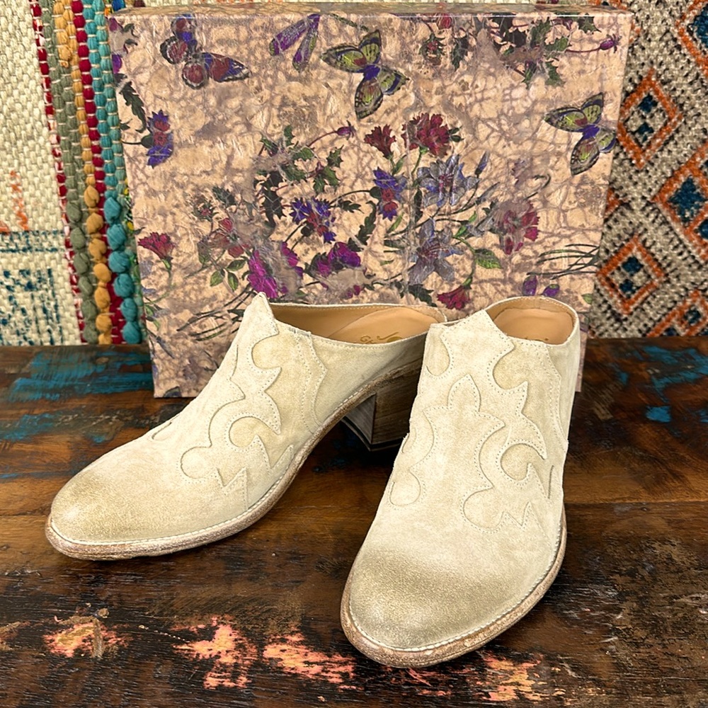 Jo Ghost "Bounty Mules" in layered cream distressed leather. New in box.